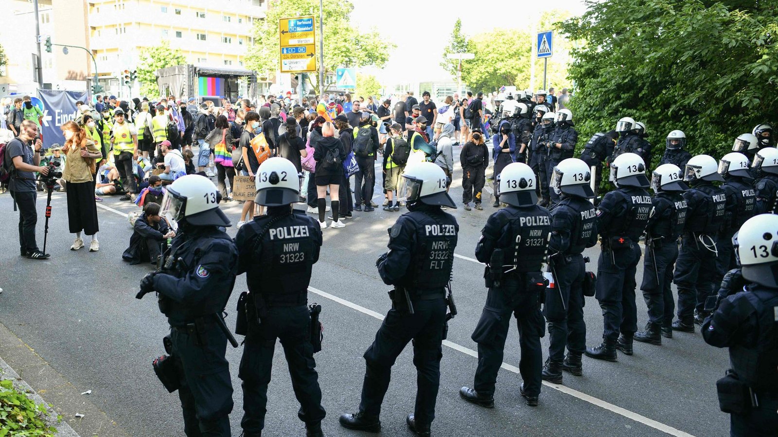 Polizisten stehen vor Demonstranten, die sich anlässlich des AfD-Parteitags in der Essener Grugahalle versammelt haben.Foto: AFP/VOLKER HARTMANN