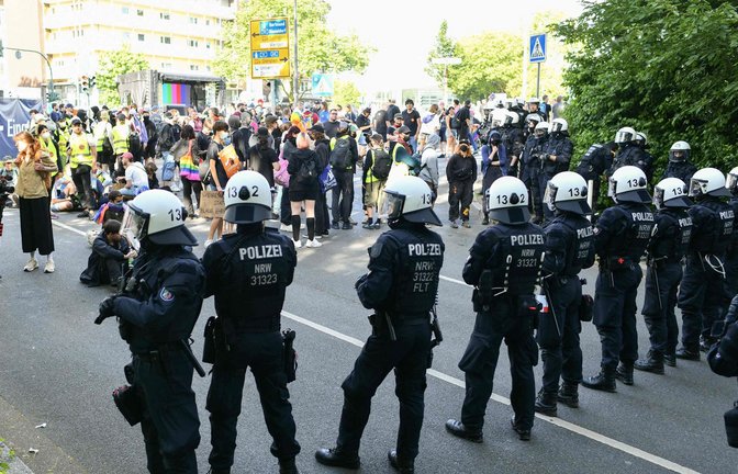 Polizisten stehen vor Demonstranten, die sich anlässlich des AfD-Parteitags in der Essener Grugahalle versammelt haben.<span class='image-autor'>Foto: AFP/VOLKER HARTMANN</span>