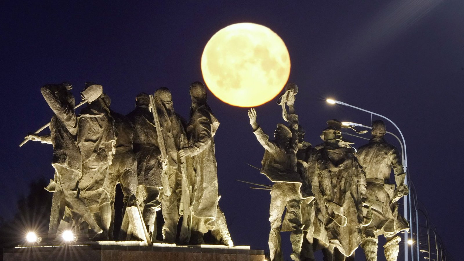 Vollmond in St. Petersburg.Foto: dpa/Dmitri Lovetsky