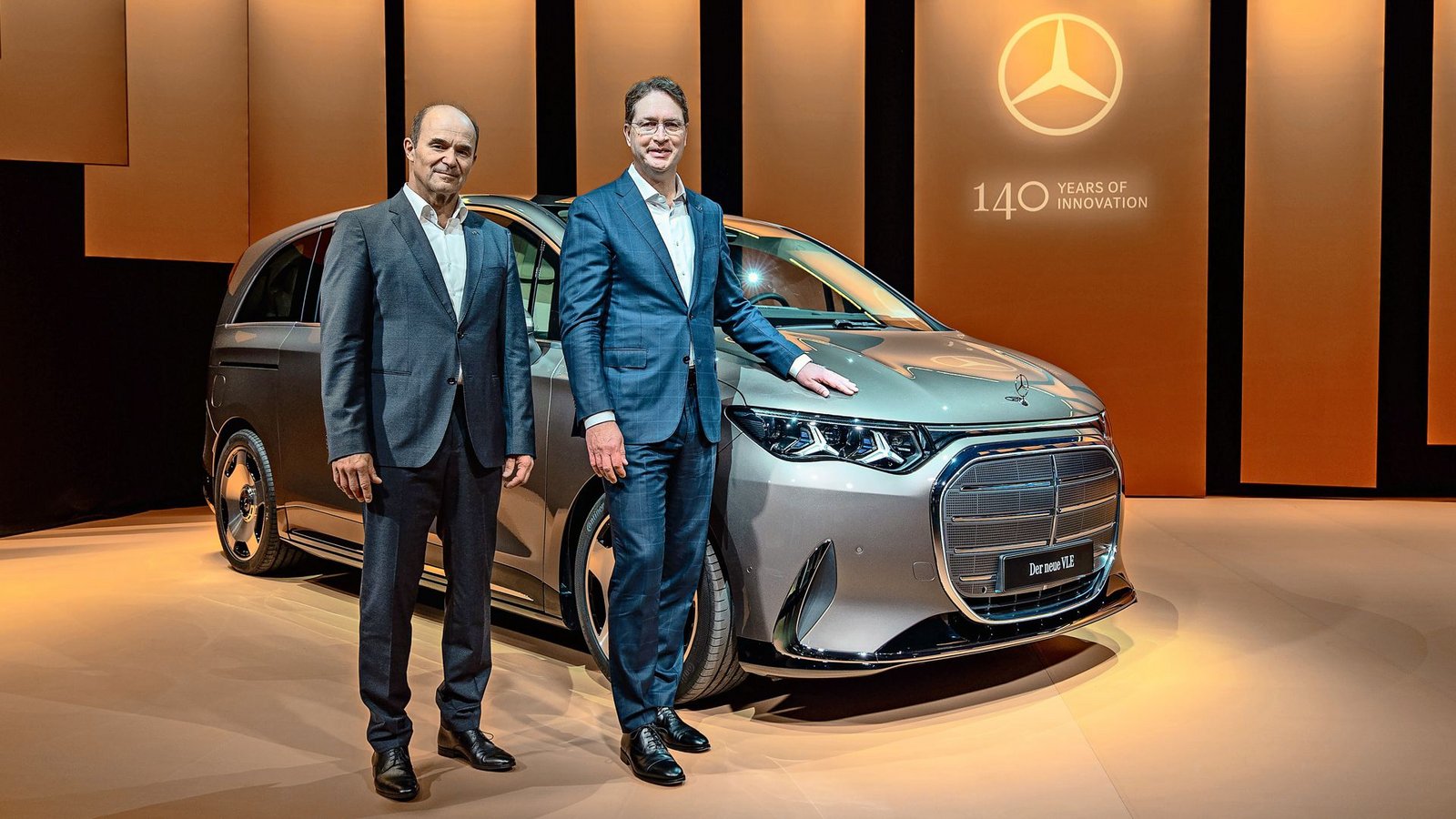 Mercedes-Aufsichtsratschef Martin Brudermüller (links) und der Vorstandsvorsitzende Ola Källenius mit der neuen elektrischen Grand Limousine VLE.Foto: Mercedes-Benz AG