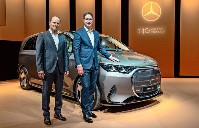 Mercedes-Aufsichtsratschef Martin Brudermüller (links) und der Vorstandsvorsitzende Ola Källenius mit der neuen elektrischen Grand Limousine VLE.<span class='image-autor'>Foto: Mercedes-Benz AG</span>
