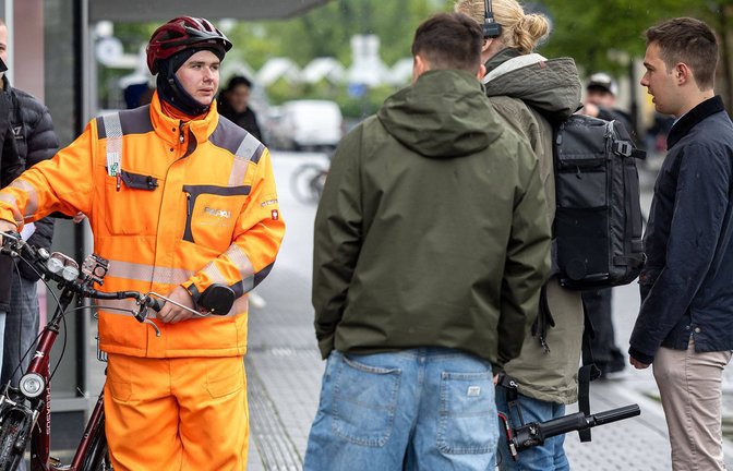 Der „Anzeigenhauptmeister“ wie man ihn kennt: Mit Fahrrad, Helm und Warnkleidung in Tübingen.<span class='image-autor'>Foto: imago/Eibner/Dennis Duddek</span>