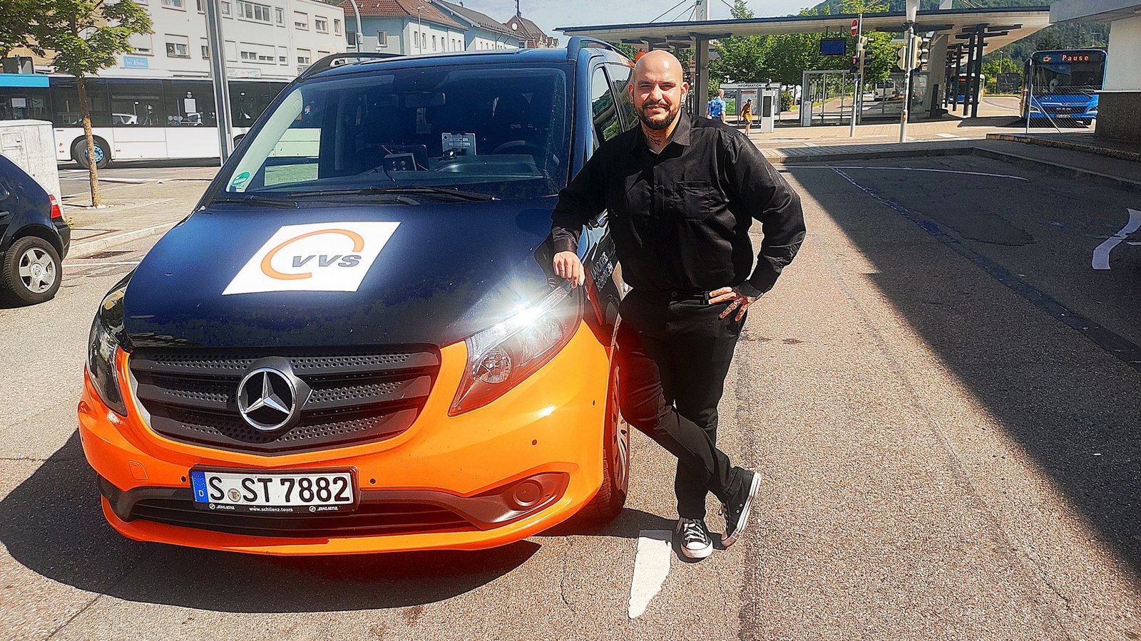 Fahrer Yusuf Köse wartet mit dem Sammeltaxi VVS-Rider am Bahnhof Geislingen auf Fahrgäste.Foto: /Andreas Geldner