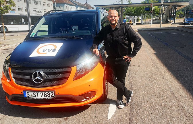 Fahrer Yusuf Köse wartet mit dem Sammeltaxi VVS-Rider am Bahnhof Geislingen auf Fahrgäste.<span class='image-autor'>Foto: /Andreas Geldner</span>