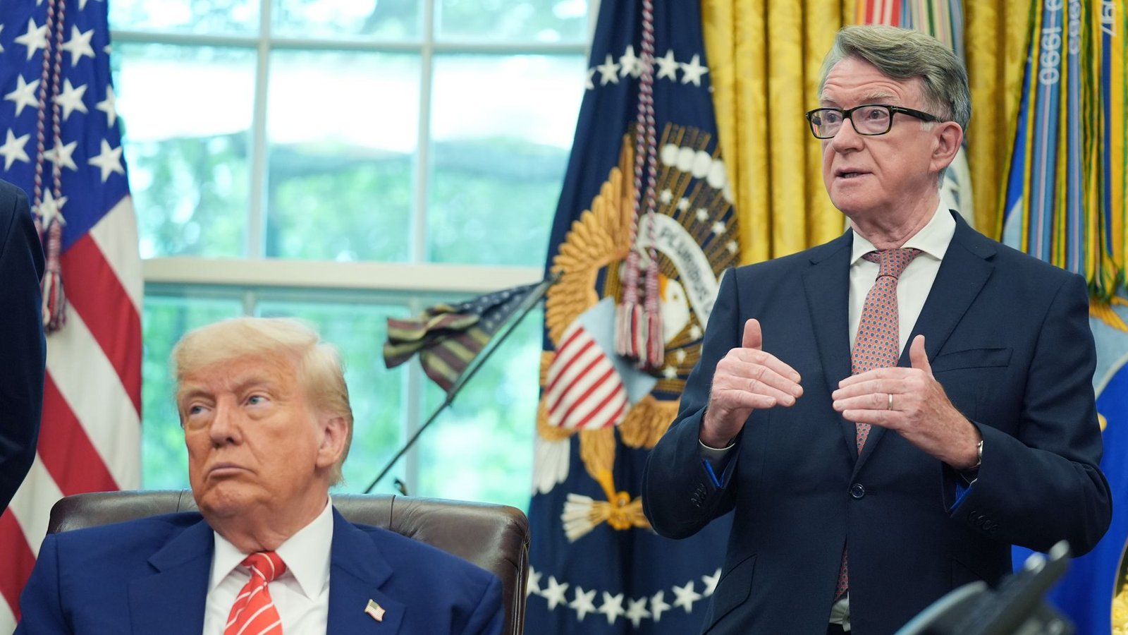 Donald Trump mit dem britischen Botschafter Peter Mandelson (r.). Mandelson wurde wegen seiner Verbindungen zu Jeffrey Epstein entlassen (Archivfoto).Foto: Evan Vucci/AP/dpa/Evan Vucci Donald Trump mit dem britischen Botschafter Peter Mandelson (r.). Mandelson wurde wegen seiner Verbindungen zu Jeffrey Epstein entlassen (Archivfoto).Foto: Evan Vucci/AP/dpa/Evan Vucci