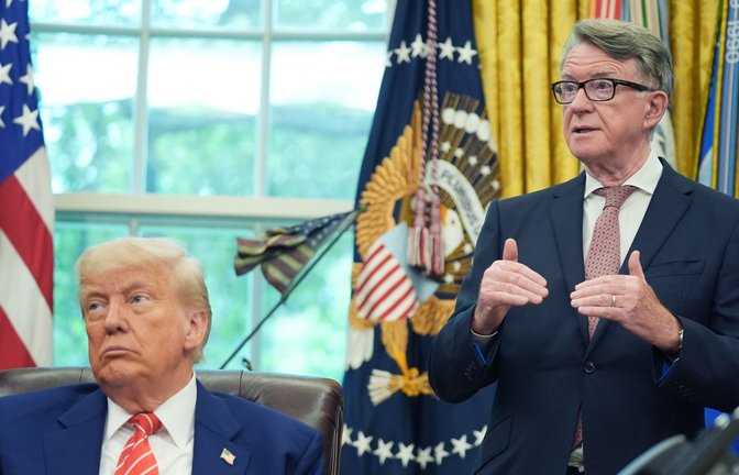 Donald Trump mit dem britischen Botschafter Peter Mandelson (r.). Mandelson wurde wegen seiner Verbindungen zu Jeffrey Epstein entlassen (Archivfoto).<span class='image-autor'>Foto: Evan Vucci/AP/dpa/Evan Vucci</span>