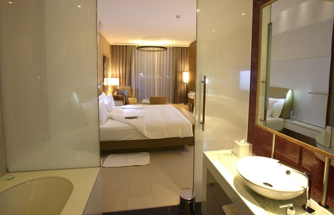 Ein Hotelzimmer mit einer transparenten Badezimmerwand ist nicht jedermanns Sache (Symbolfoto).<span class='image-autor'>Foto: imago stock&people/imago stock&people</span>