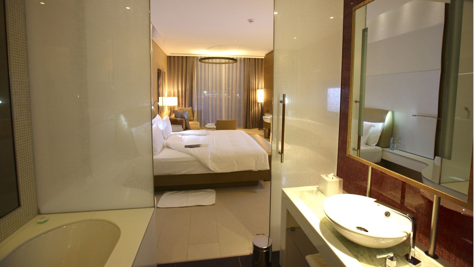Ein Hotelzimmer mit einer transparenten Badezimmerwand ist nicht jedermanns Sache (Symbolfoto).Foto: imago stock&people/imago stock&people