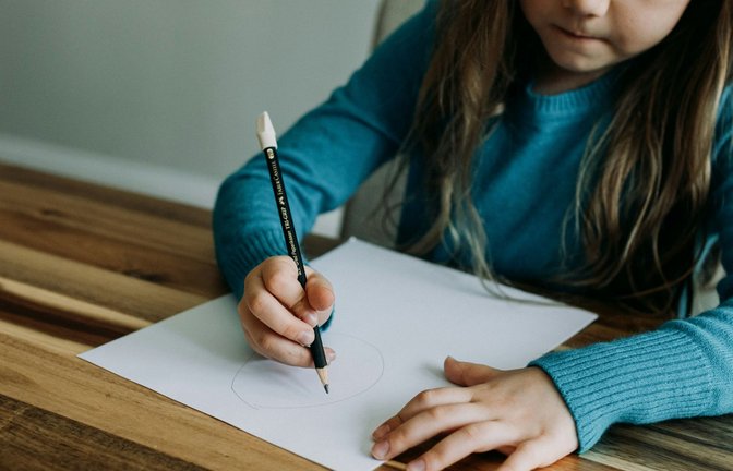 Auch Buchstaben werden von Kindern zu Beginn als Formen und Bilder erkannt.<span class='image-autor'>Foto: Unsplash/Kelly Sikkema</span>