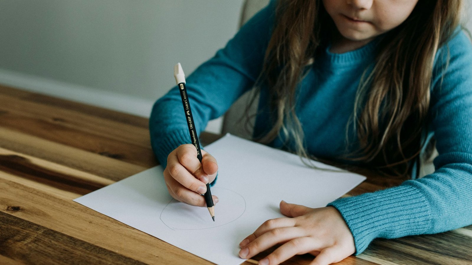Auch Buchstaben werden von Kindern zu Beginn als Formen und Bilder erkannt.Foto: Unsplash/Kelly Sikkema Auch Buchstaben werden von Kindern zu Beginn als Formen und Bilder erkannt.Foto: Unsplash/Kelly Sikkema