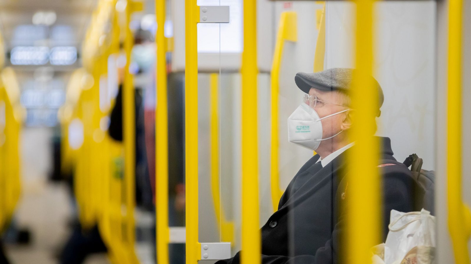 Wer welche Maske im ÖPNV tragen muss, wird von den Ländern teils unterschiedlich geregelt.Foto: dpa/Christoph Soeder