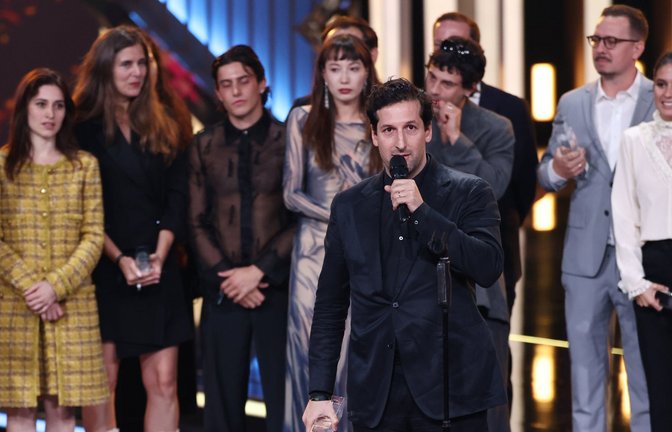 25.09.2024, Nordrhein-Westfalen, Köln: Cast und Crew der Serie "Die Zweiflers" nehmen bei der Verleihung des Deutschen Fernsehpreises 2024 im Coloneum den Preis in der Kategorie Beste Drama-Serie entgegen. Der Deutsche Fernsehpreis wird für die Programmsaison 2023/24 verliehen. Foto: Rolf Vennenbernd/dpa +++ dpa-Bildfunk +++<span class='image-autor'>Foto: dpa</span>