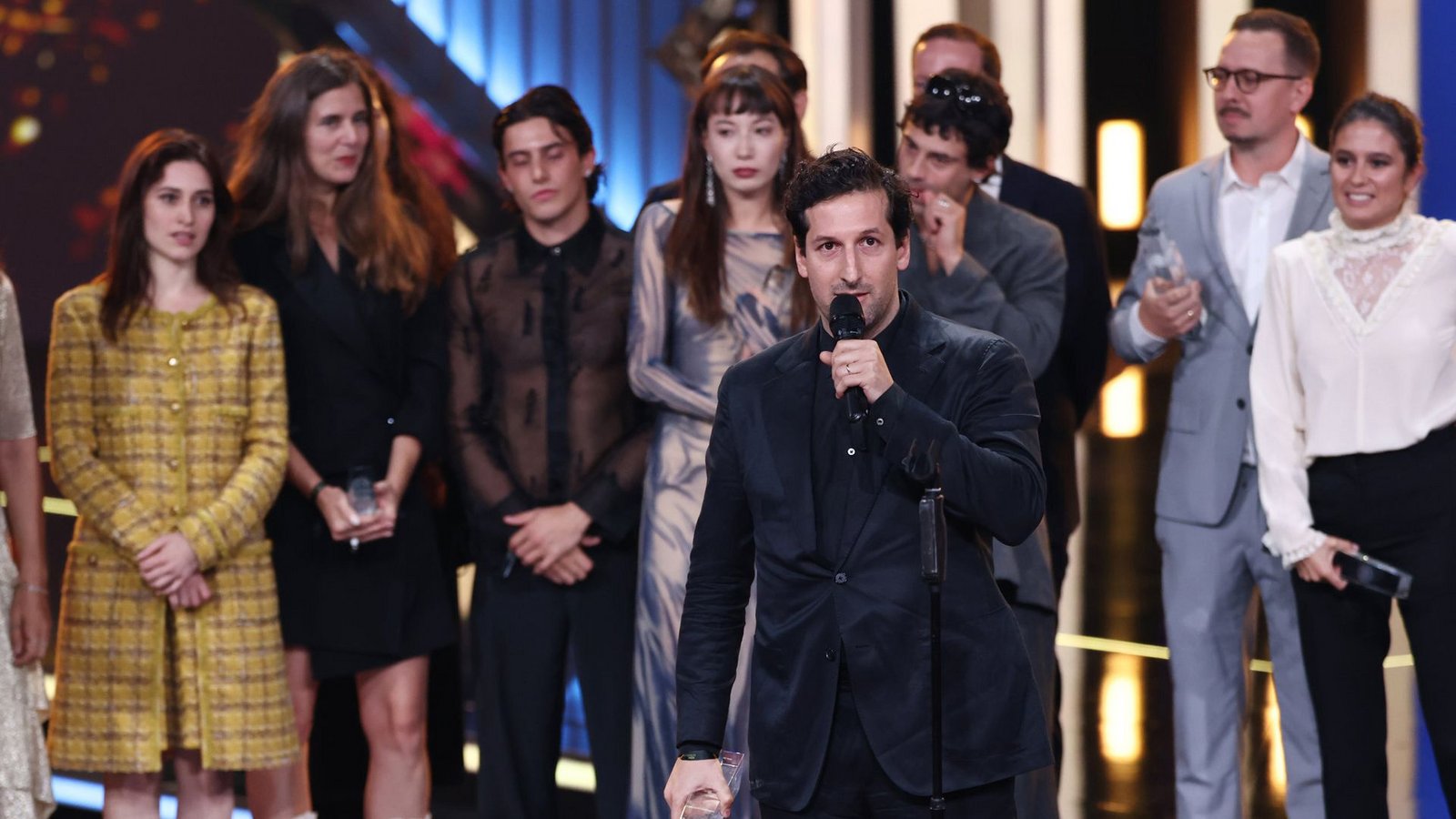 25.09.2024, Nordrhein-Westfalen, Köln: Cast und Crew der Serie "Die Zweiflers" nehmen bei der Verleihung des Deutschen Fernsehpreises 2024 im Coloneum den Preis in der Kategorie Beste Drama-Serie entgegen. Der Deutsche Fernsehpreis wird für die Programmsaison 2023/24 verliehen. Foto: Rolf Vennenbernd/dpa +++ dpa-Bildfunk +++Foto: dpa