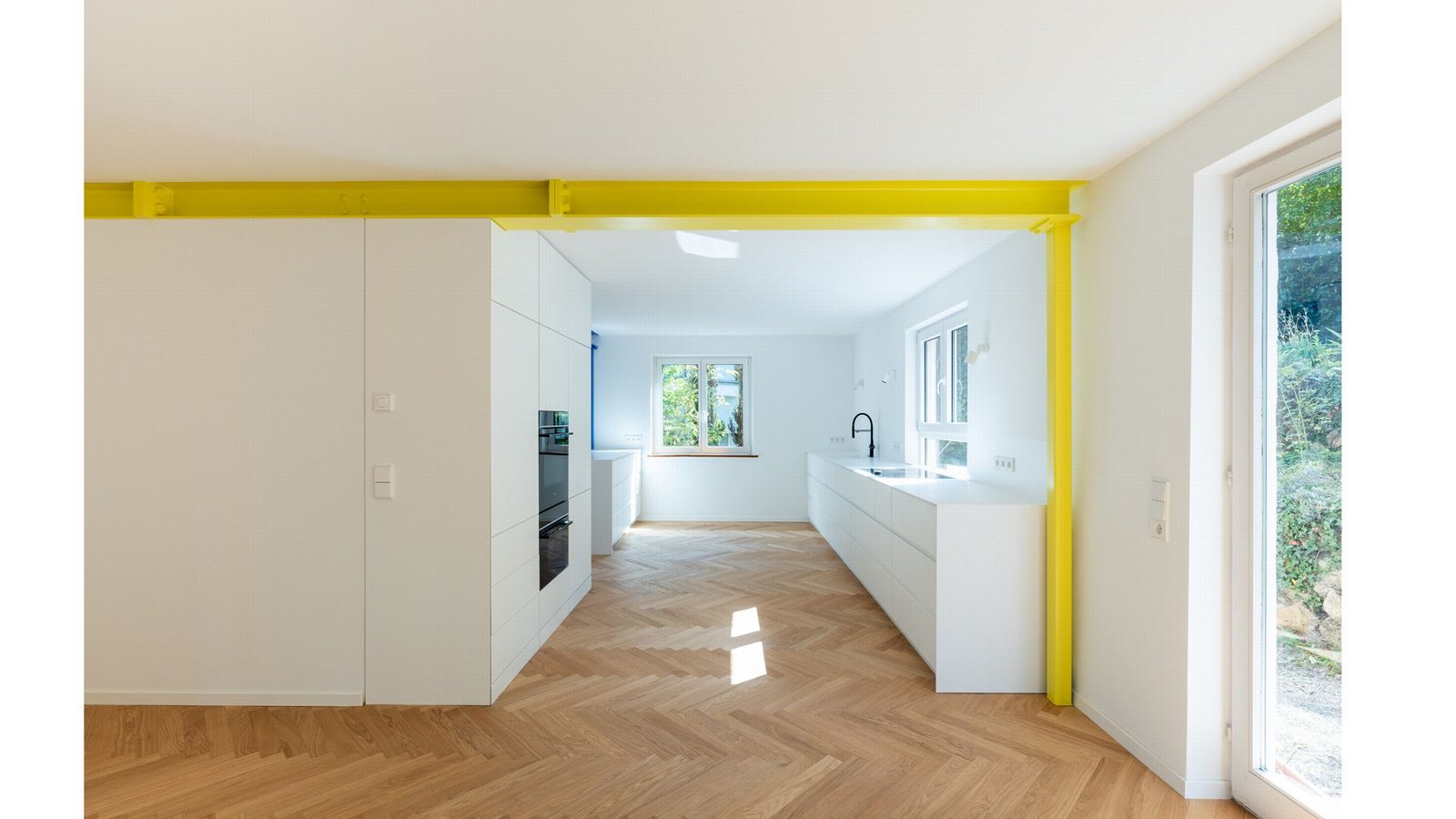 . . . sorgt jetzt der schwefelgelbe Stahlträger  für eine gelungene Zonierung des offenen Grundrisses im Wohn- und Küchenbereich.Foto: Kai Loges