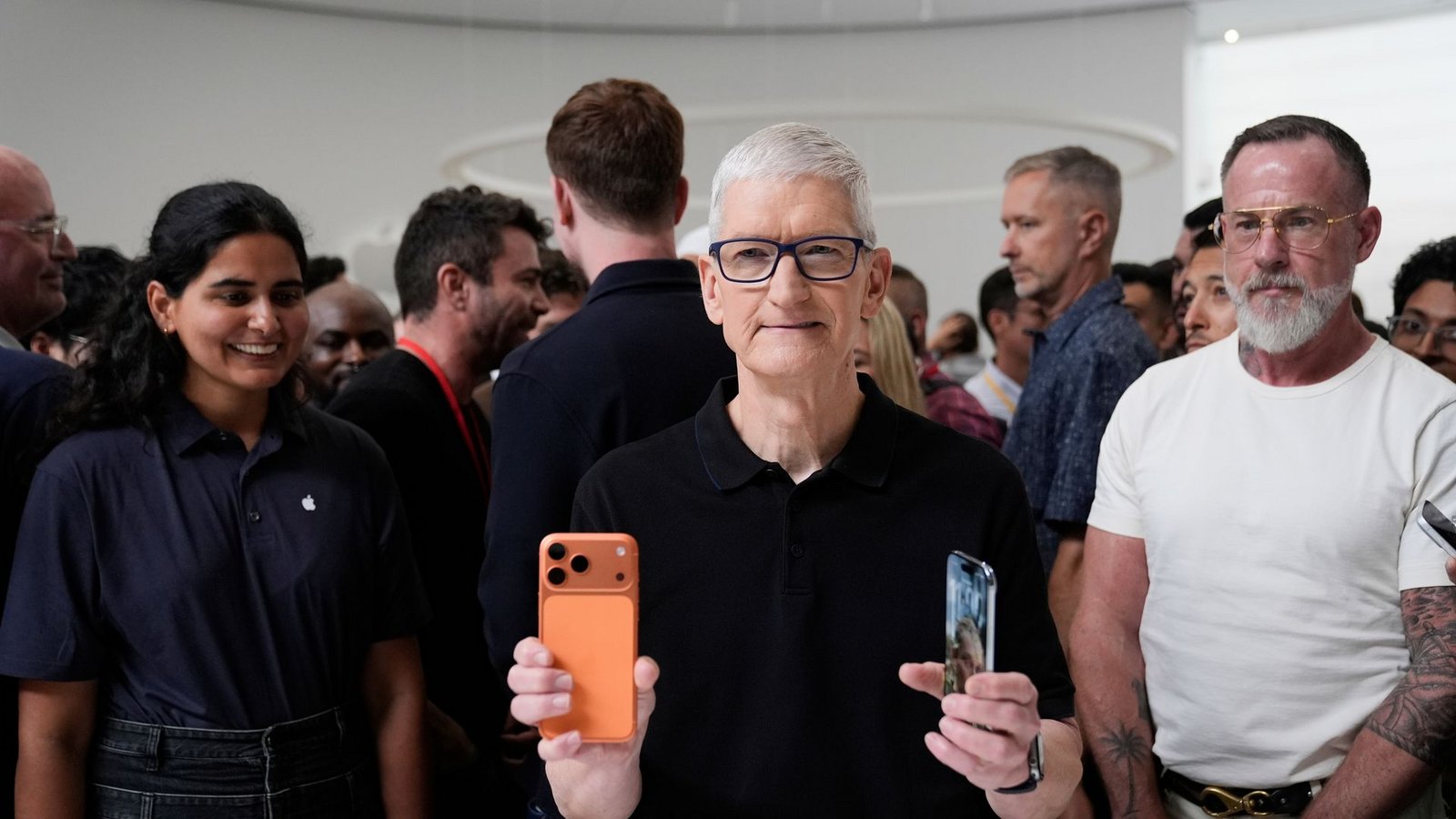 Unter Tim Cook als Konzernchef trieb das iPhone maßgeblich das Apple-Geschäft an. (Archivbild)Foto: Godofredo A. Vásquez/AP/dpa