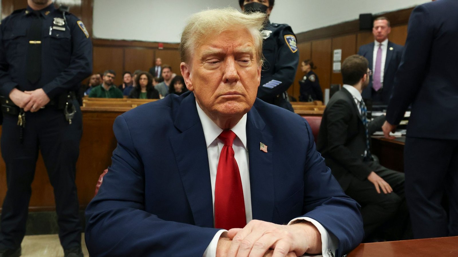 Donald Trump will im November erneut zum Präsidenten gewählt werden. Doch derzeit sitzt er bei seinem eigenen Strafprozess im Zusammenhang mit Schweigegeldzahlungen an einen Pornostar.Foto: Brendan McDermid/Pool Reuters/AP/dpa