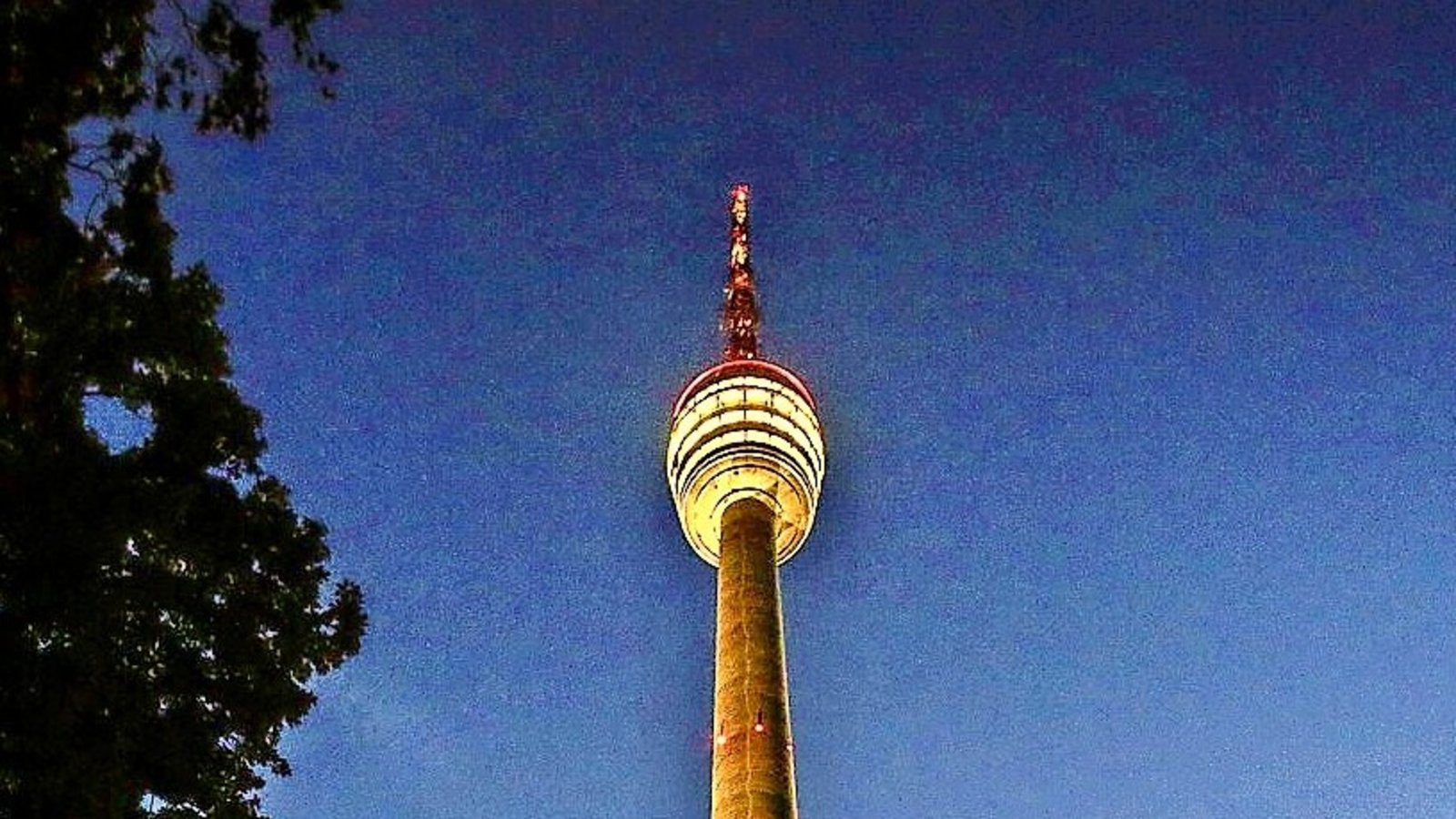 Rave mit Blick auf den Fernsehturm: Am Freitag und Samstag legen internationale und hiesige Elektro-DJs im Rahmen des Vibrancy-Openairs auf.Foto: Lichtgut/Leif Piechowski Rave mit Blick auf den Fernsehturm: Am Freitag und Samstag legen internationale und hiesige Elektro-DJs im Rahmen des Vibrancy-Openairs auf.Foto: Lichtgut/Leif Piechowski