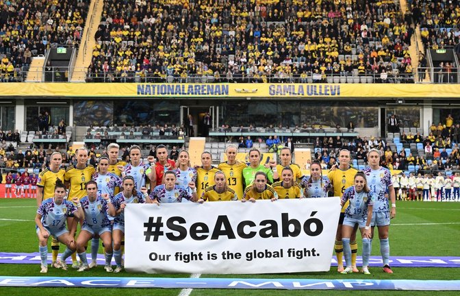 Die schwedische und die spanische Mannschaft setzten vor dem Spiel ein Zeichen gegen sexuelle Übergriffe.<span class='image-autor'>Foto: Adam Ihse/TT News Agency/AP</span>