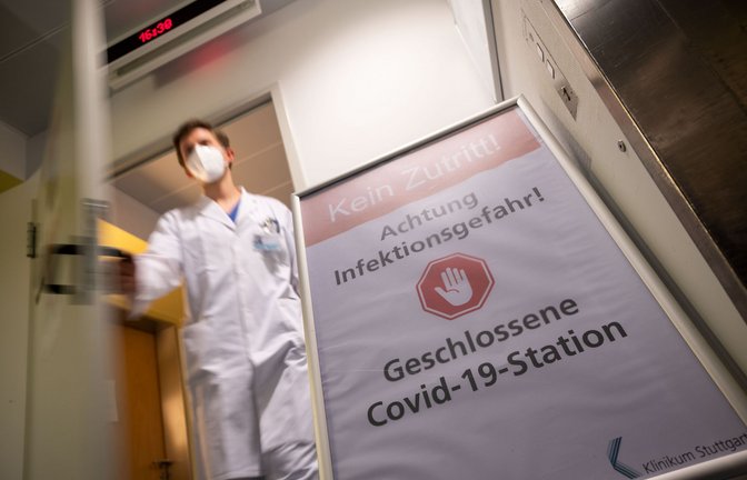 Ein Oberarzt verlässt eine Covid-19-Station im Klinikum Stuttgart.<span class='image-autor'>Foto: dpa/Marijan Murat</span>
