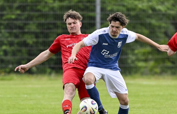 Paul Halda (links) kämpft gegen den Bissinger Anton Blank um den Ball. Am Ende ist der Abstieg des TSV Großglattbach besiegelt. <span class='image-autor'>Fotos: Leitner</span>