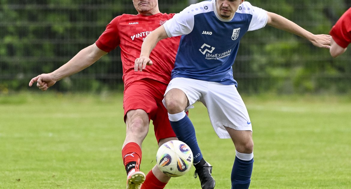 TSV Großglattbach (roter Dress) - SpVGG Bissingen, 0:1, 17-05.2026,   Fußball, Männer, Kreisliga A3, Enz-Murr, Saison 2025 / 2026,  Paul Halda (TSV Großglattbach, #15) vs. Anton Blank (SpVgg Bissingen, #17) 