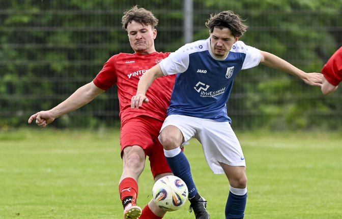 Paul Halda (links) kämpft gegen den Bissinger Anton Blank um den Ball. Am Ende ist der Abstieg des TSV Großglattbach besiegelt. <span class='image-autor'>Fotos: Leitner</span>