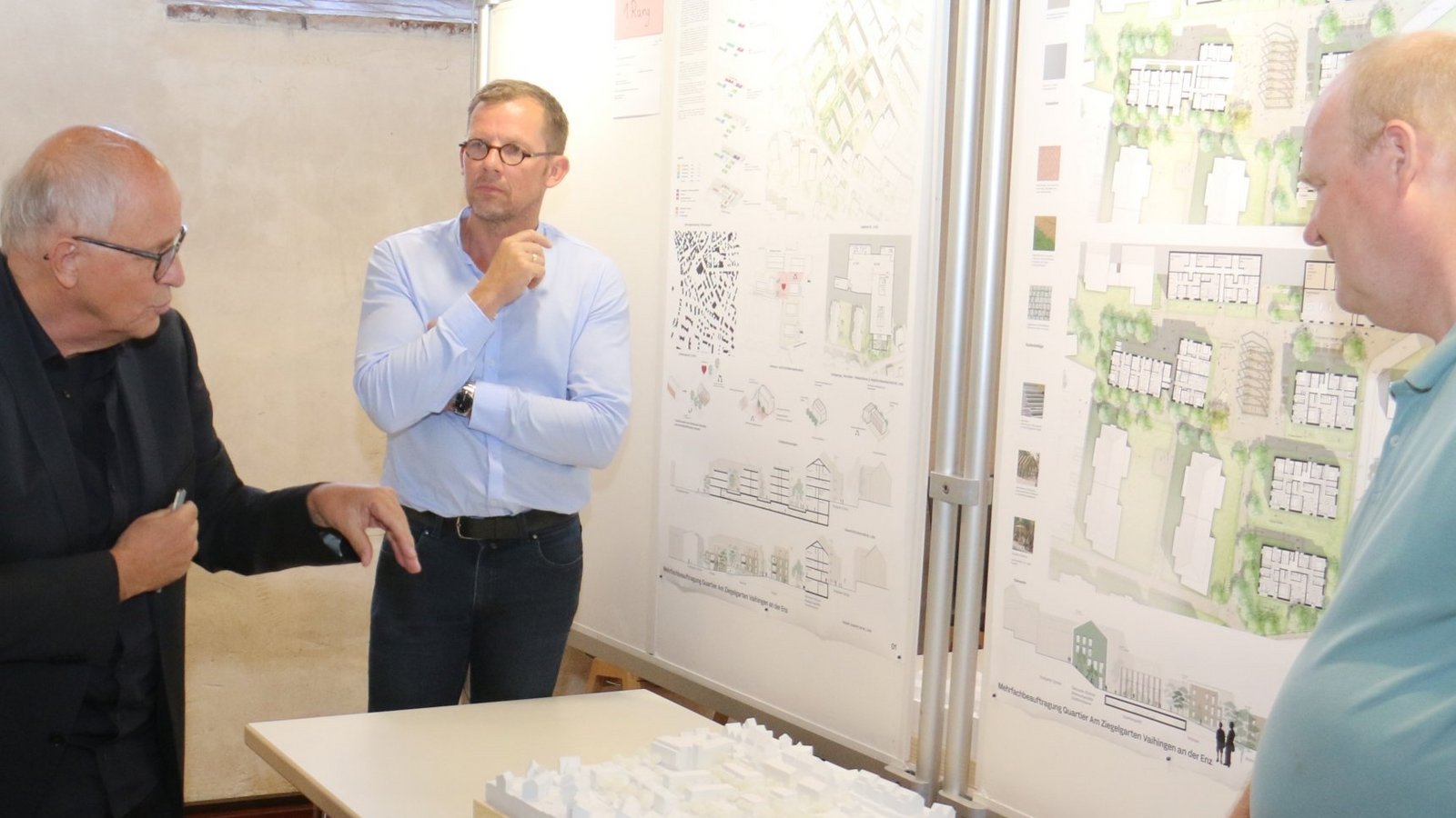 Albrecht Reuß vom Büro Cityplan, Jury-Leiter Mathias Hähnig, OB Uwe Skrzypek und Amtsleiter Hartmut Marx (v.l.) mit dem Siegerentwurf.   Foto: clar