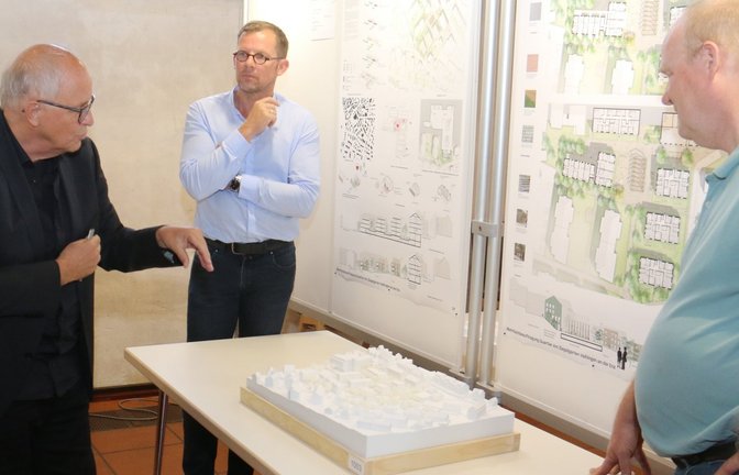 Albrecht Reuß vom Büro Cityplan, Jury-Leiter Mathias Hähnig, OB Uwe Skrzypek und Amtsleiter Hartmut Marx (v.l.) mit dem Siegerentwurf.   <span class='image-autor'>Foto: clar</span>