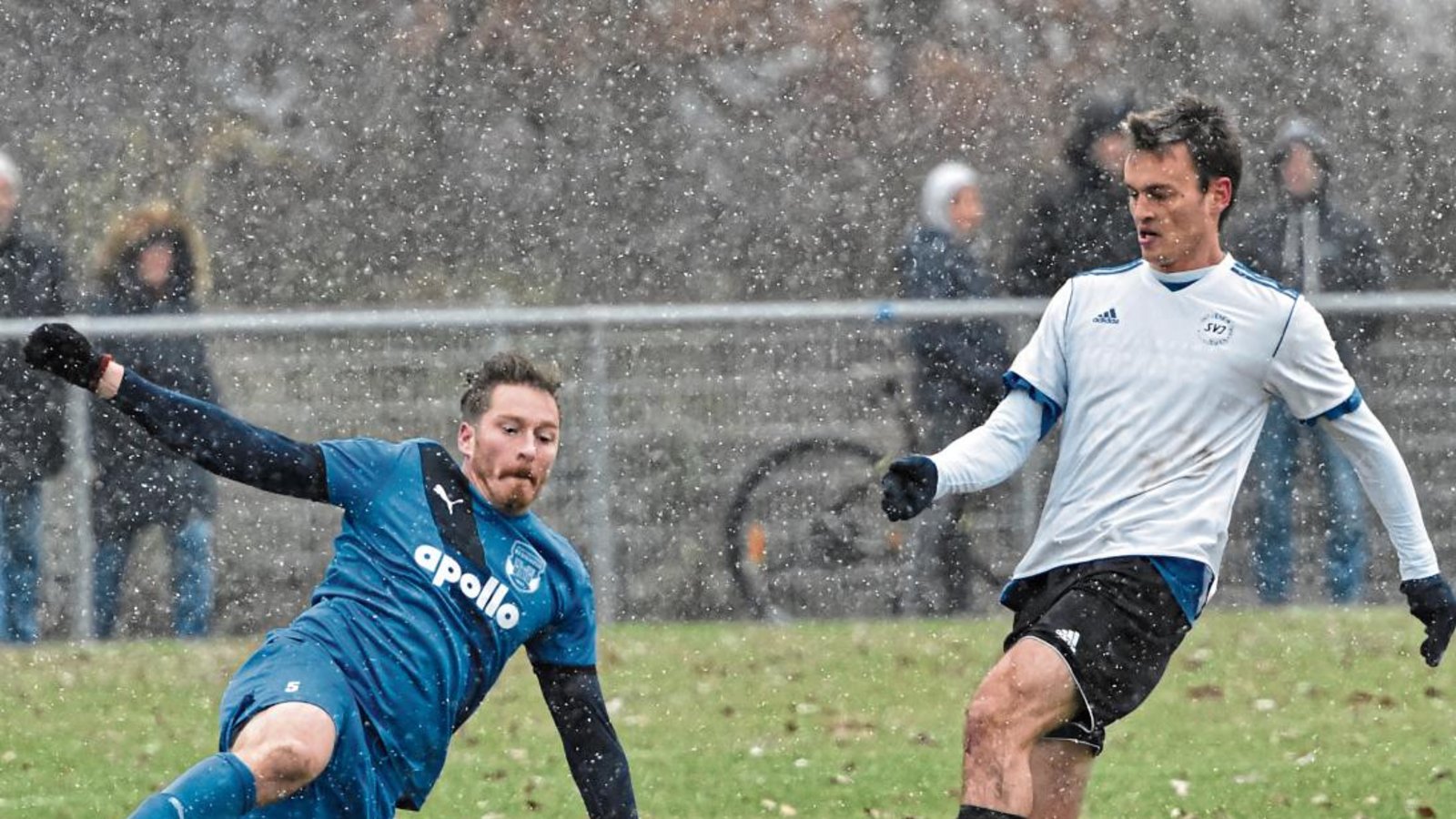 Winterwetter hält die Kicker des SV Illingen (rechts Dominik Knödler) nicht davon ab, Fußball zu spielen. Foto: Leitner Winterwetter hält die Kicker des SV Illingen (rechts Dominik Knödler) nicht davon ab, Fußball zu spielen. Foto: Leitner