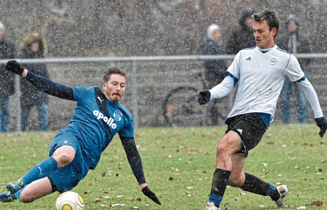 Winterwetter hält die Kicker des SV Illingen (rechts Dominik Knödler) nicht davon ab, Fußball zu spielen. Foto: Leitner