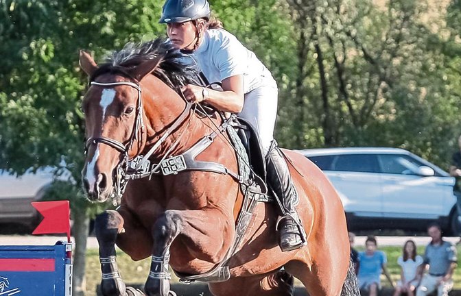 Eva-Maria Lühr (RFV Pfalzgrafenweiler) auf Concrue hat ihren Titel beim S*-Springen mit Siegerrunde verteidigt. Foto: Simecek