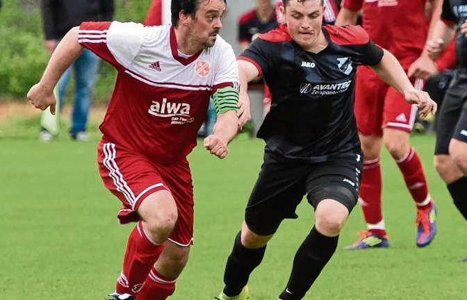 Stefan Hellwig (links) glänzte gegen Philipp Hachtel und den SV Horrheim nicht nur als Regisseur im Mittelfeld. Foto: Leitner