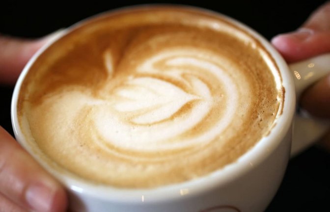 Rund vier Tassen Kaffee trinken die Deutschen im Schnitt pro Tag. Sollte die EU-Kommission ihre Pläne in die Tat umsetzen, müssten sie künftig dreimal so viel für die Bohnen bezahlen.<span class='image-autor'>Martin Gerten/dpa</span>