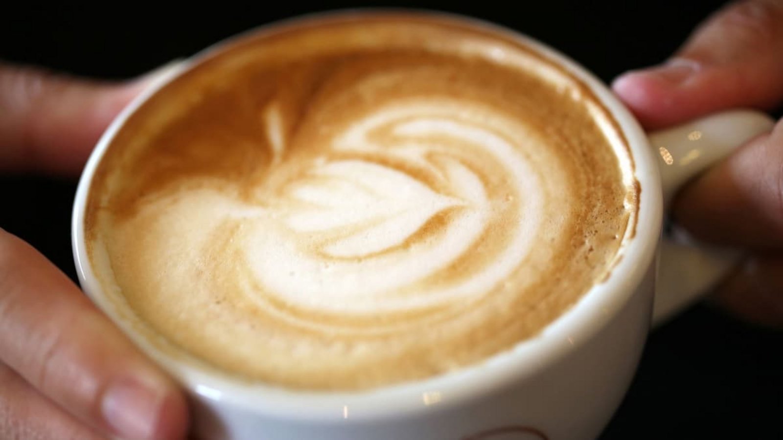 Rund vier Tassen Kaffee trinken die Deutschen im Schnitt pro Tag. Sollte die EU-Kommission ihre Pläne in die Tat umsetzen, müssten sie künftig dreimal so viel für die Bohnen bezahlen.Martin Gerten/dpa