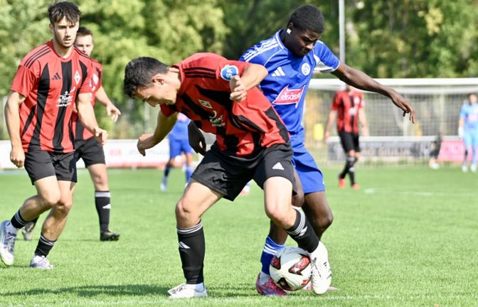 Oliab Calemba (rechts) unterliegt mit dem VfL Sindelfingen den SF Dorfmerkingen.<span class='image-autor'>Kevin Schuon</span>