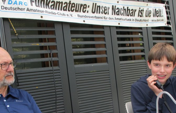 Ausbilder Werner Pätz mit Schüler an der Funkstation des Lichtenstern-Gymnasiums.       <span class='image-autor'>Foto: Makkens</span>