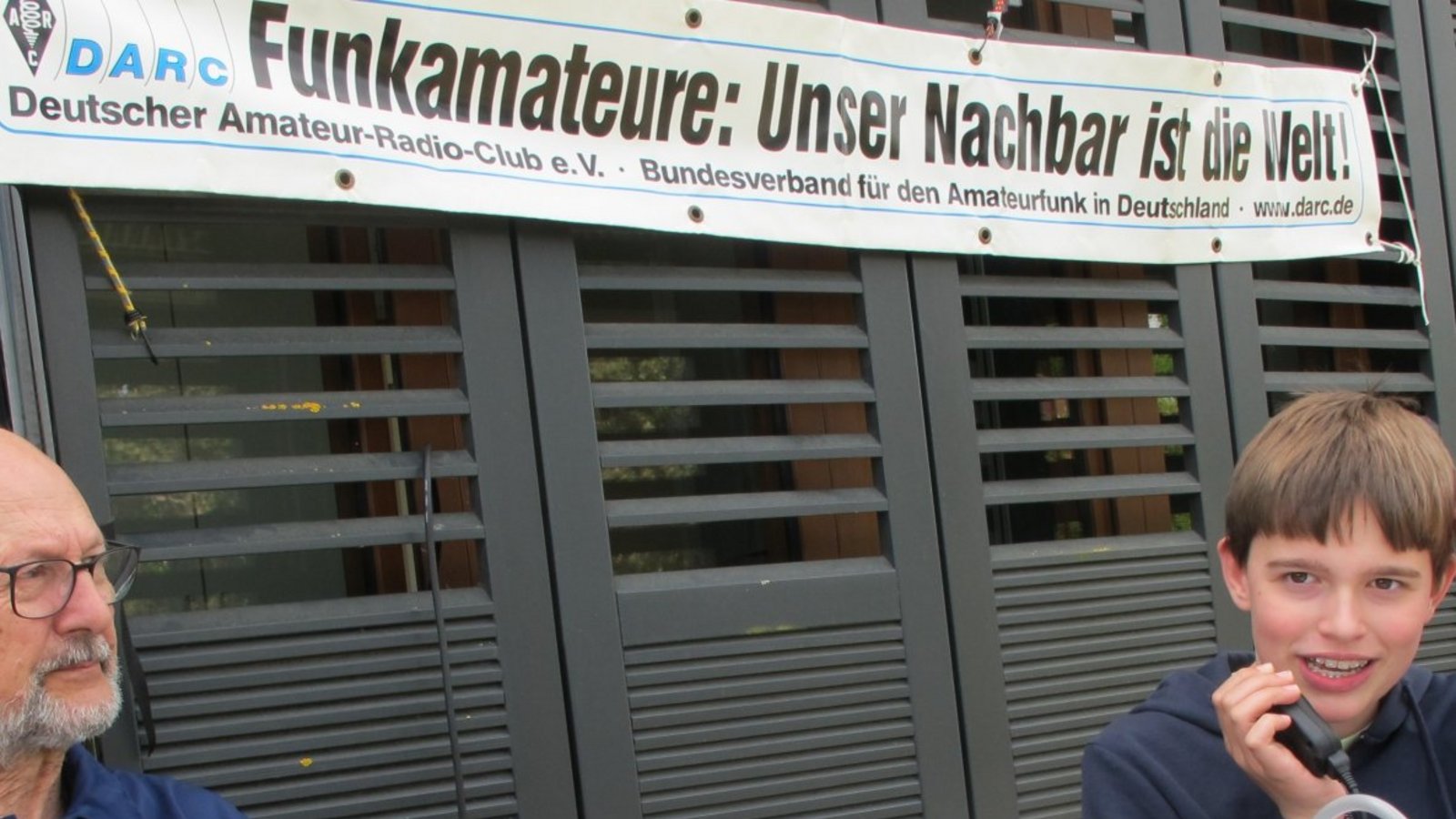 Ausbilder Werner Pätz mit Schüler an der Funkstation des Lichtenstern-Gymnasiums.       Foto: Makkens