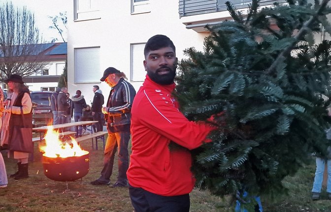 Beim Christbaum-Weitwurf kommt es auf die richtige Technik an. <span class='image-autor'>Fotos: Friedrich</span>
