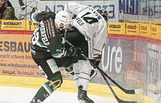 Bietigheims Marcus Sommerfeld (links) und Frankfurts Dominik Tiffels kämpfen um jeden Zentimeter. Foto: Simecek