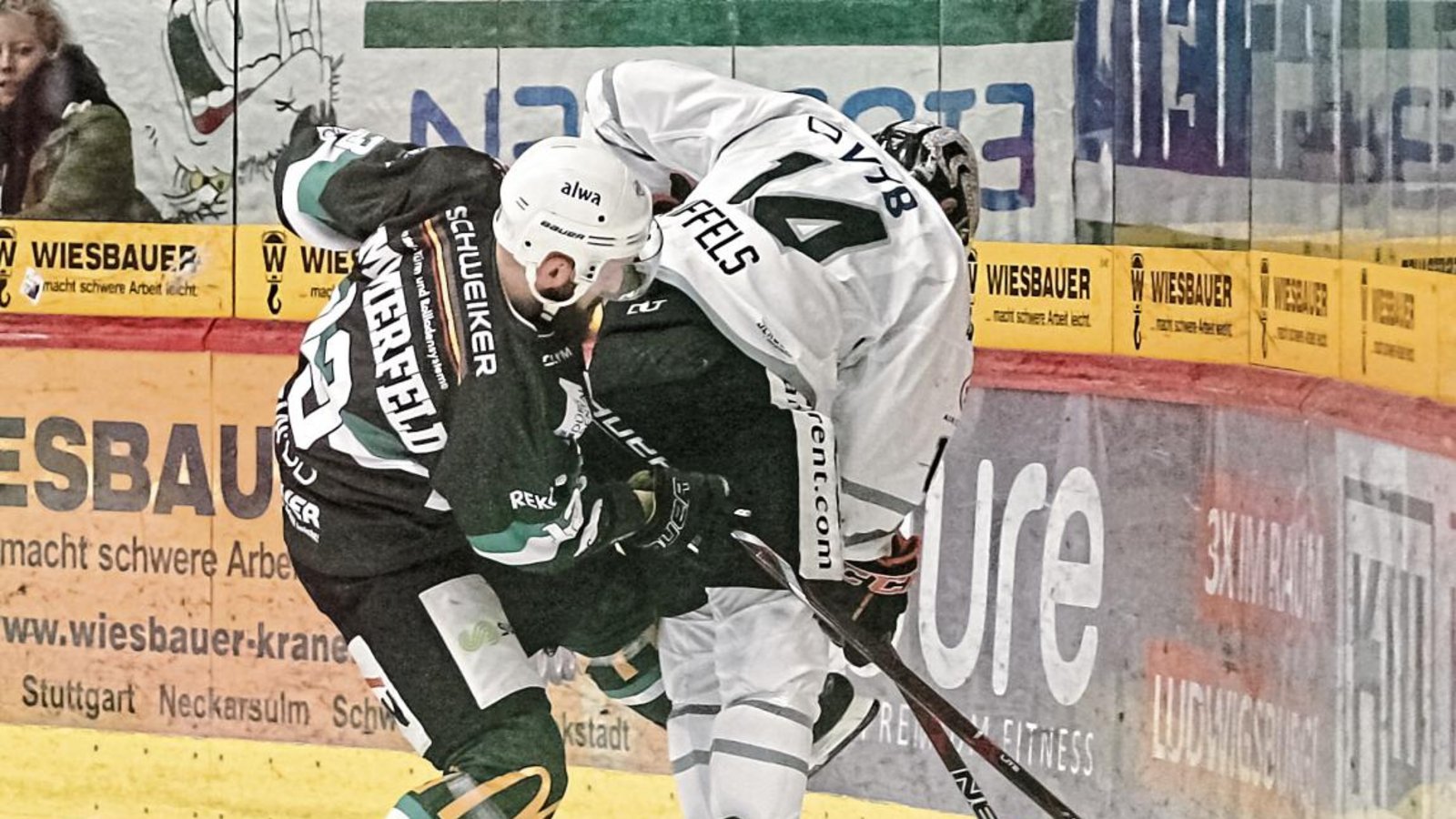 Bietigheims Marcus Sommerfeld (links) und Frankfurts Dominik Tiffels kämpfen um jeden Zentimeter. Foto: Simecek