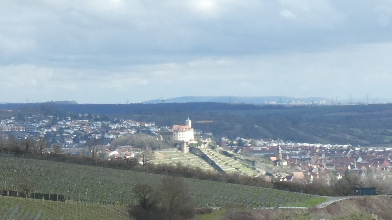 Egal, wie viele Wolken am Himmel stehen, Schloss Kaltenstein steht im Sonnenlicht, wie das Foto beweist, das unsere Leserin Claudia Kniep von den Roßwager Weinbergen aus gemacht hat. Egal, wie viele Wolken am Himmel stehen, Schloss Kaltenstein steht im Sonnenlicht, wie das Foto beweist, das unsere Leserin Claudia Kniep von den Roßwager Weinbergen aus gemacht hat.