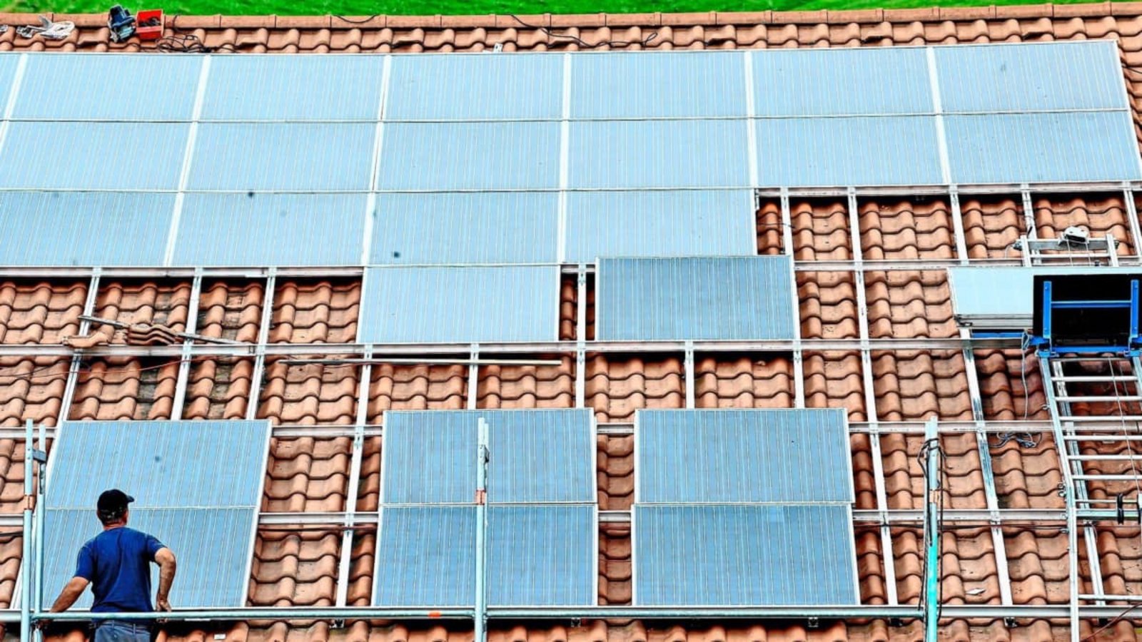 Ein Photovoltaik-Check für Privatleute, Vereine, Kommunen und Unternehmen ist eines von 27 Maßnahmen im Klimaschutz-Handlungsprogramm des Kreises (Symbolfoto).dpa Ein Photovoltaik-Check für Privatleute, Vereine, Kommunen und Unternehmen ist eines von 27 Maßnahmen im Klimaschutz-Handlungsprogramm des Kreises (Symbolfoto).dpa
