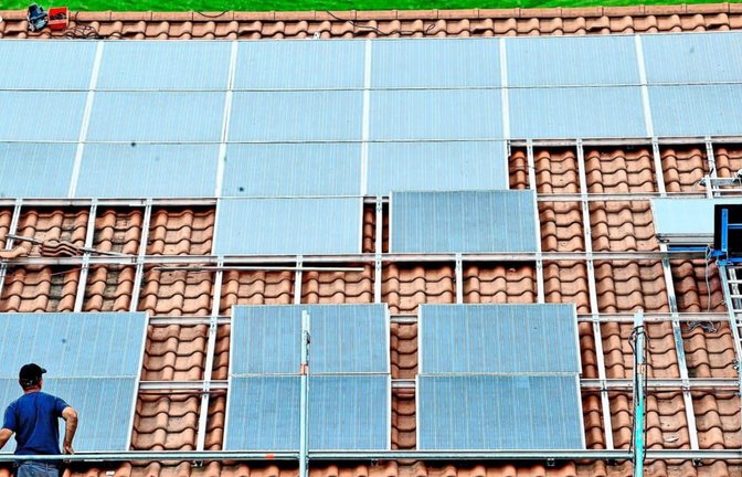 Ein Photovoltaik-Check für Privatleute, Vereine, Kommunen und Unternehmen ist eines von 27 Maßnahmen im Klimaschutz-Handlungsprogramm des Kreises (Symbolfoto).<span class='image-autor'>dpa</span>