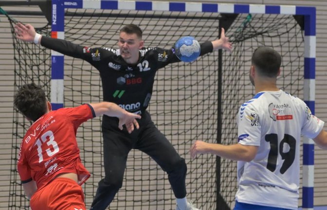 Hexer zwischen den Pfosten der BöSis: Tobias Krems vernagelte sein Gehäuse.<span class='image-autor'>Marco Iker</span>