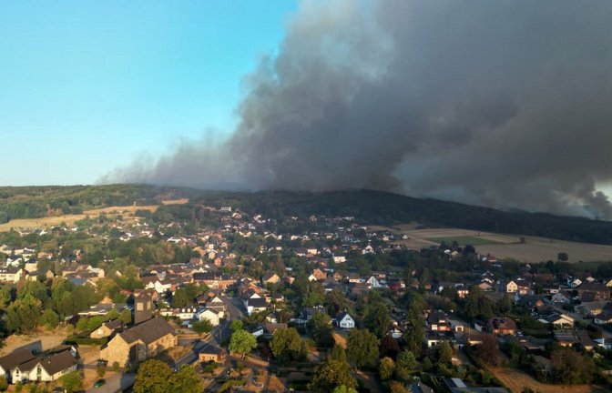 Der Rauch des Waldbrands im Hürtgenwald zieht über den Ortsteil Gey. (Archiv-Bild)<span class='image-autor'>Federico Gambarini/dpa-mag/dpa</span>