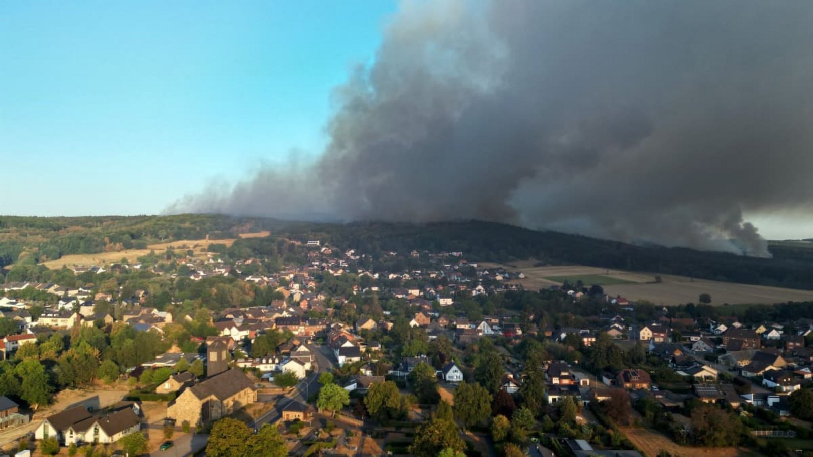 Der Rauch des Waldbrands im Hürtgenwald zieht über den Ortsteil Gey. (Archiv-Bild)Federico Gambarini/dpa-mag/dpa Der Rauch des Waldbrands im Hürtgenwald zieht über den Ortsteil Gey. (Archiv-Bild)Federico Gambarini/dpa-mag/dpa