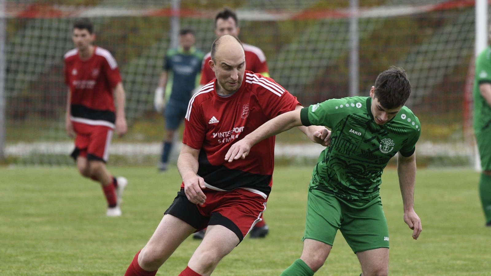 Auch wenn der Hochdorfer Manuel Musco hier noch den Ball hat, ist der TSV Großglattbach zum klaren 6:0-Erfolg gekommen. Andreas Geiger (links) schoss das fünfte Tor. Foto: Leitner