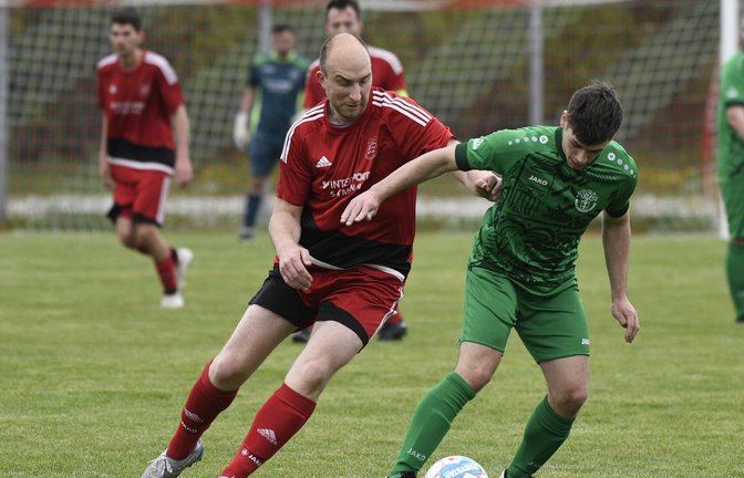 Auch wenn der Hochdorfer Manuel Musco hier noch den Ball hat, ist der TSV Großglattbach zum klaren 6:0-Erfolg gekommen. Andreas Geiger (links) schoss das fünfte Tor. <span class='image-autor'>Foto: Leitner</span>