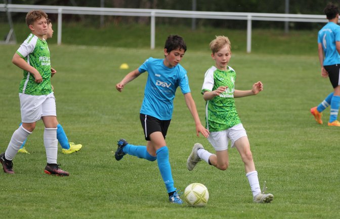Vollen Einsatz zeigen die Spieler der SG Vaihingen-Süd II (blaues Trikot) im Spiel gegen die TSF Ditzingen.  <span class='image-autor'>Foto: Dittrich</span>