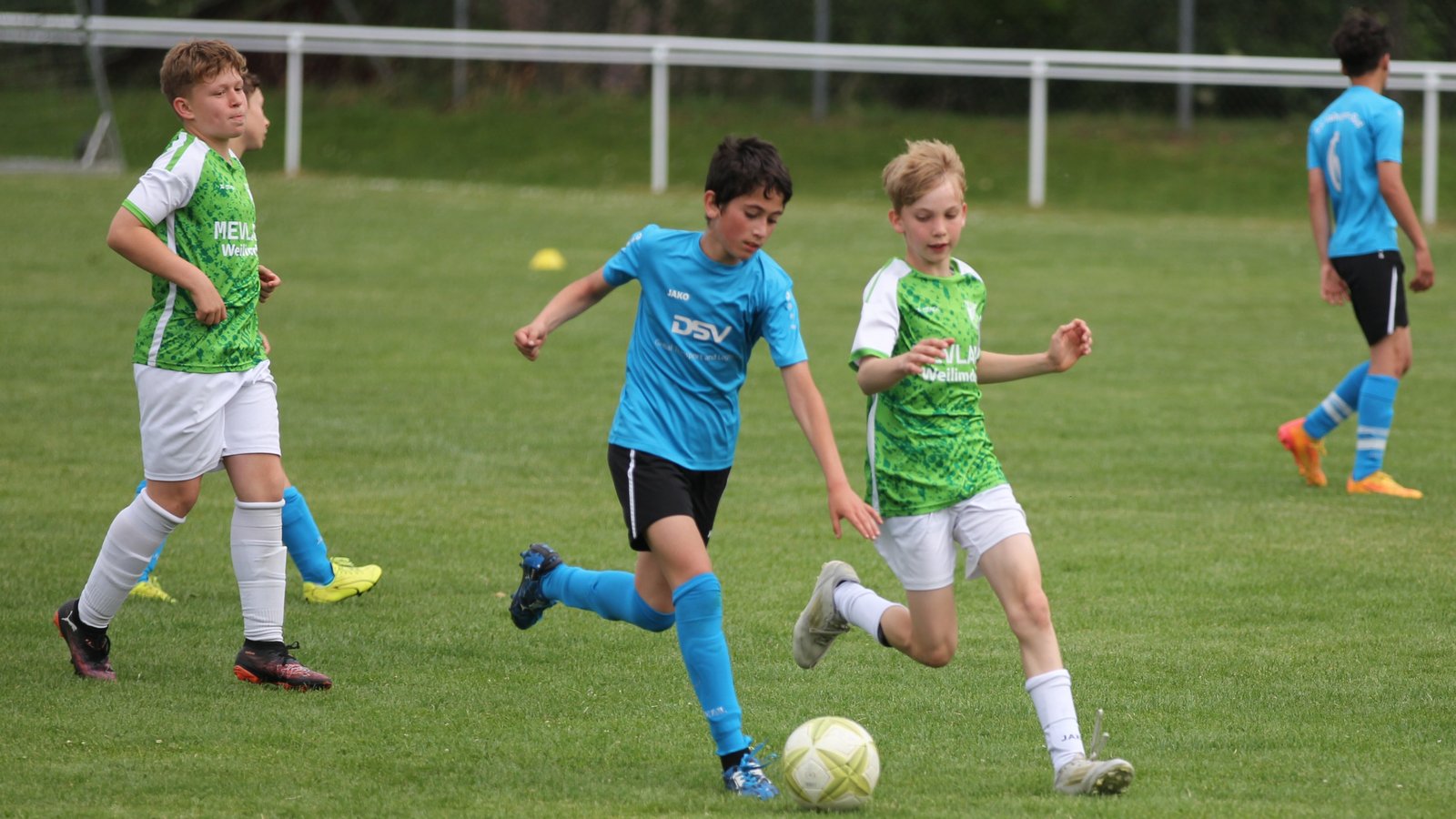 Vollen Einsatz zeigen die Spieler der SG Vaihingen-Süd II (blaues Trikot) im Spiel gegen die TSF Ditzingen. Foto: Dittrich Vollen Einsatz zeigen die Spieler der SG Vaihingen-Süd II (blaues Trikot) im Spiel gegen die TSF Ditzingen. Foto: Dittrich